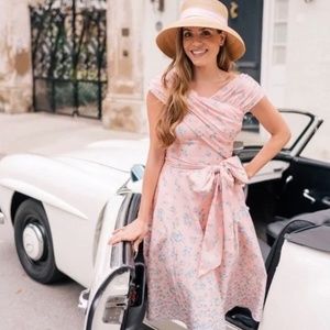 ISO Gal Meets Glam Lillian Dress in size 14, 16, or 18.